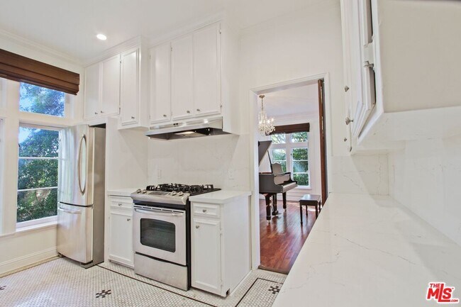 Building Photo - 1360 CRESCENT HEIGHTS Blvd