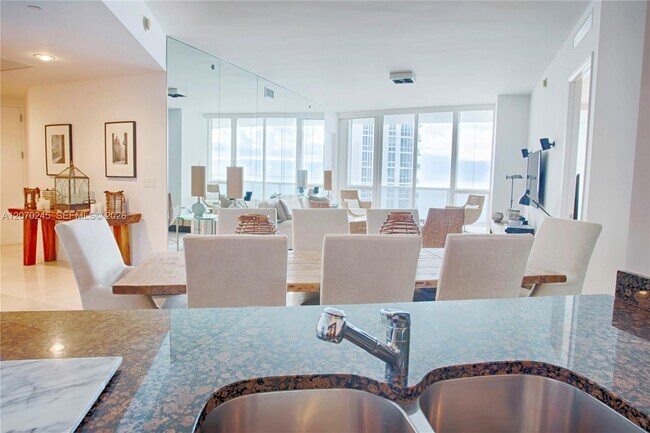 Foto del edificio - 15811 Collins Ave