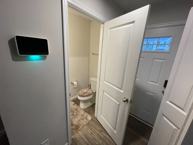 Building Photo - Room in Single Family Home on Bent Willow Dr