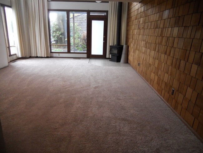 Building Photo - Bright & Stylish 2-Bedroom Townhouse in Well-Maintained 4-Plex Community