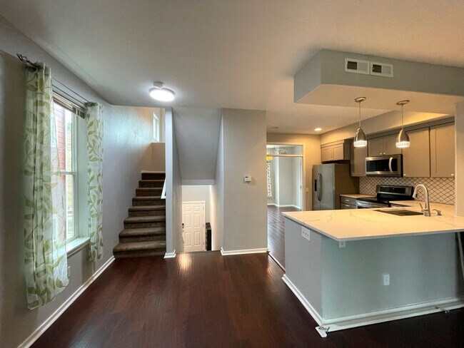 Building Photo - Stunning Hillsboro Townhome with Attached ...