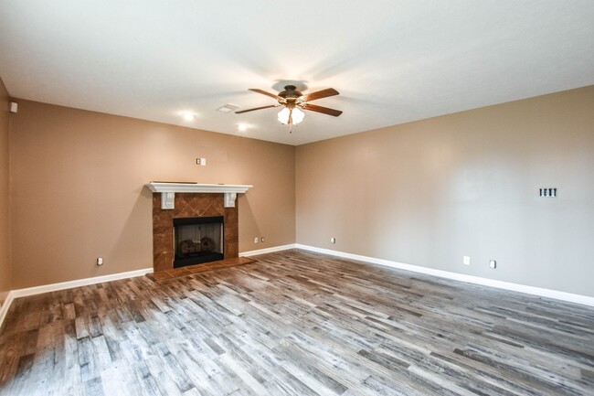 Building Photo - Three Bedroom in Fox Meadow!