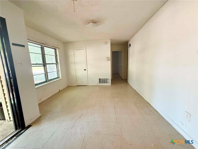 Building Photo - 607 Curry Ave