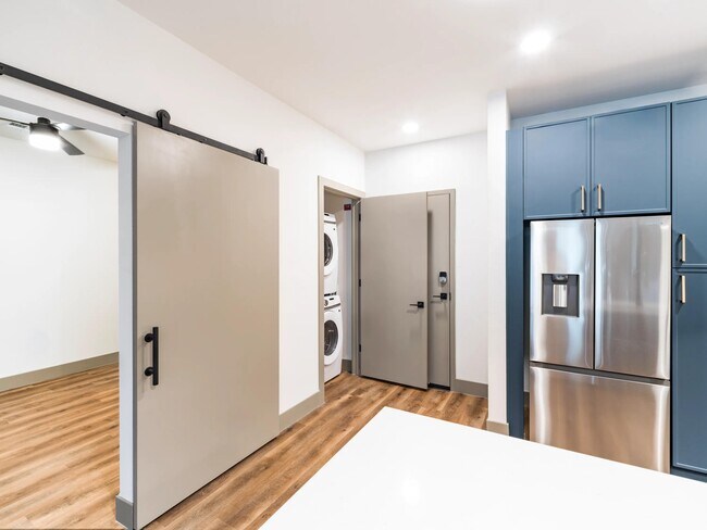 Una distribución inteligente con lavandería dentro de la vivienda, almacenamiento elegante y fácil acceso en todas las áreas. - Modera Chandler
