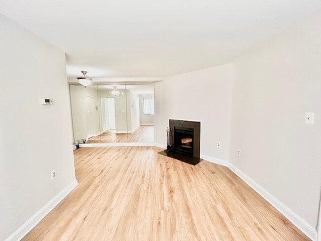 Photo - Great location, 1 BR 1 BA in-unit laundry ... Apartment