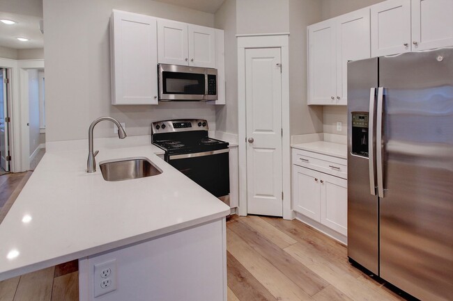 Foto del edificio - Three Bedroom Townhome