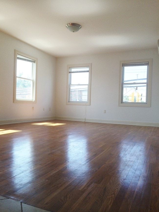 Building Photo - 2450 Lemoine Ave