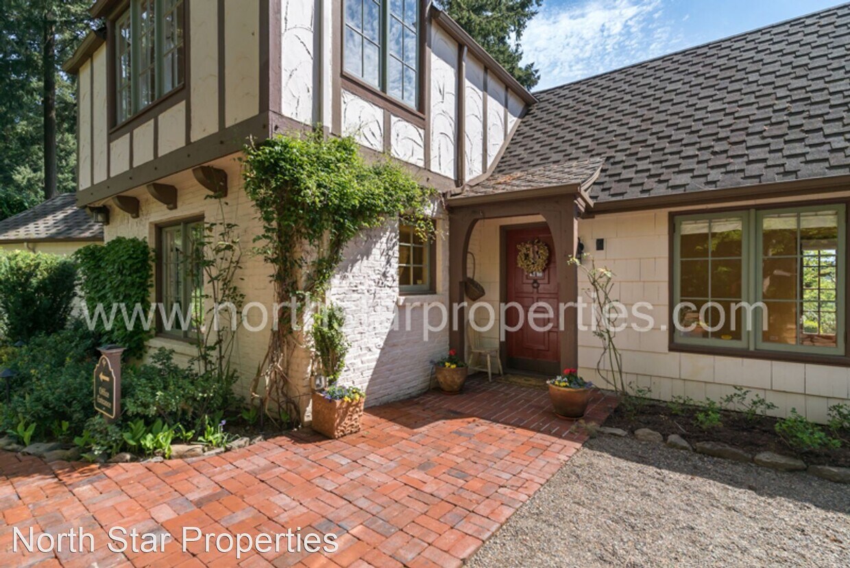 Primary Photo - 3 br, 2.5 bath House - 394 SW Edgecliff Rd.