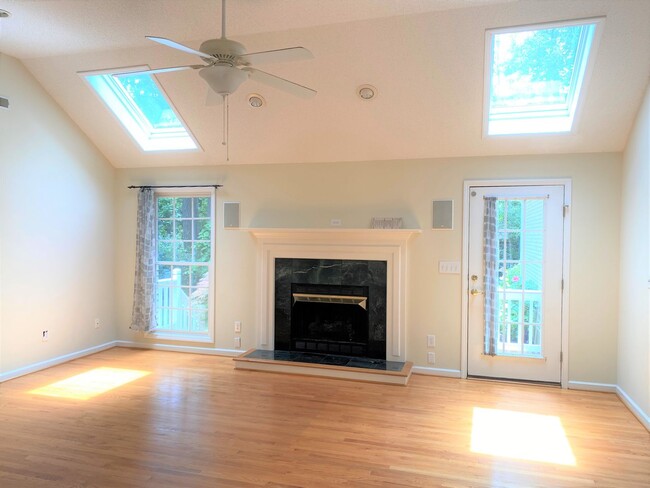Building Photo - Bayshore Community! Boat Landing! 4BR, Gar...