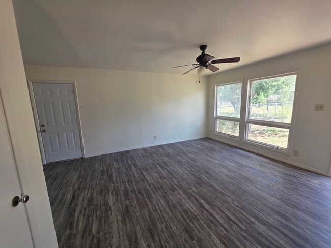 Building Photo - 3 Bed / 1 Bath Gem with Fenced Yard & Carport!