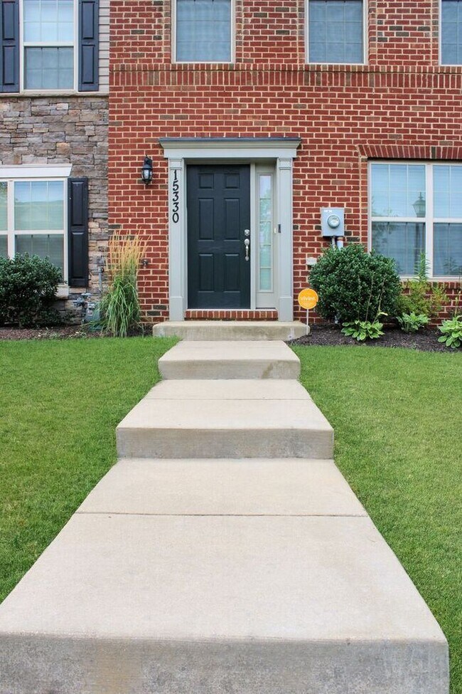 Foto del edificio - Coming Soon! Stately 3-Level End Unit Town...