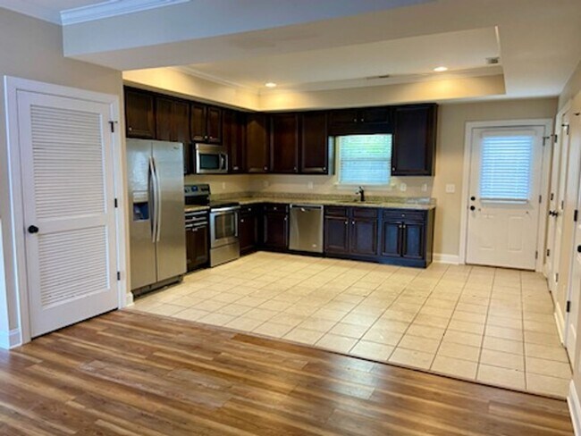 Foto del edificio - BEAUTIFUL TOWNHOME