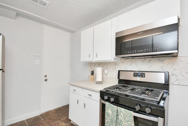 Building Photo - 21 Lakeway St