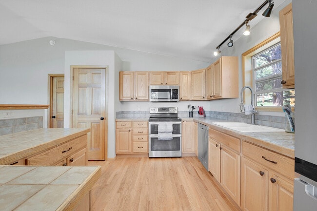 Building Photo - 127 N Pine Dr