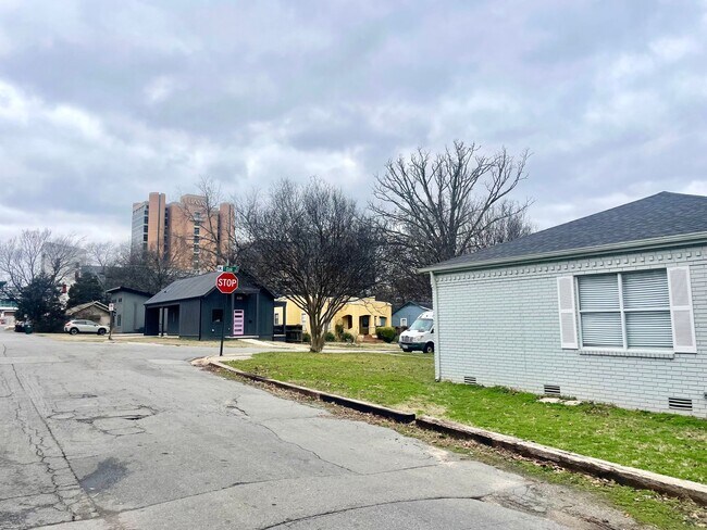 Building Photo - 525 S Oak St