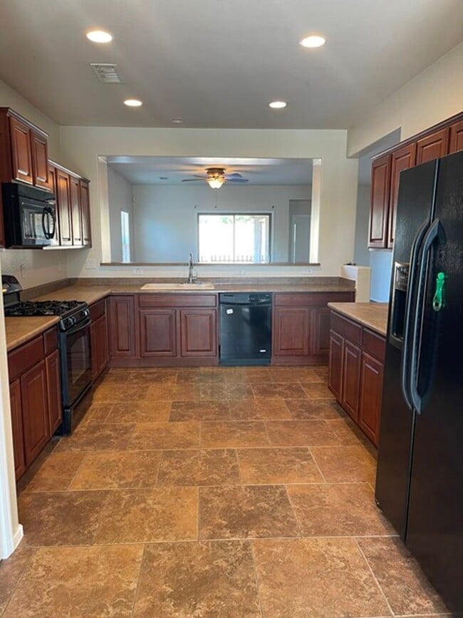 Building Photo - 3 bedroom 2 bath home with a den in the Wh...