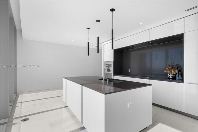 Building Photo - 300 Biscayne Blvd Way