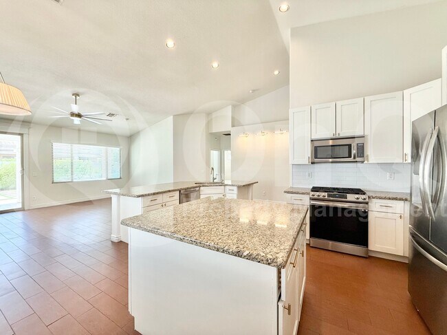Building Photo - 3551 E San Pedro Ave