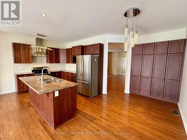 Building Photo - 154 Highbury Park Dr