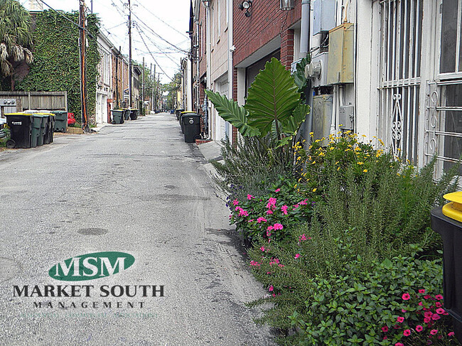 Building Photo - JONES LANE GARDEN APARTMENT- OFF-STREET PA...