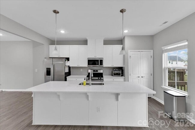 Foto del edificio - 2611 Grantham Place Dr