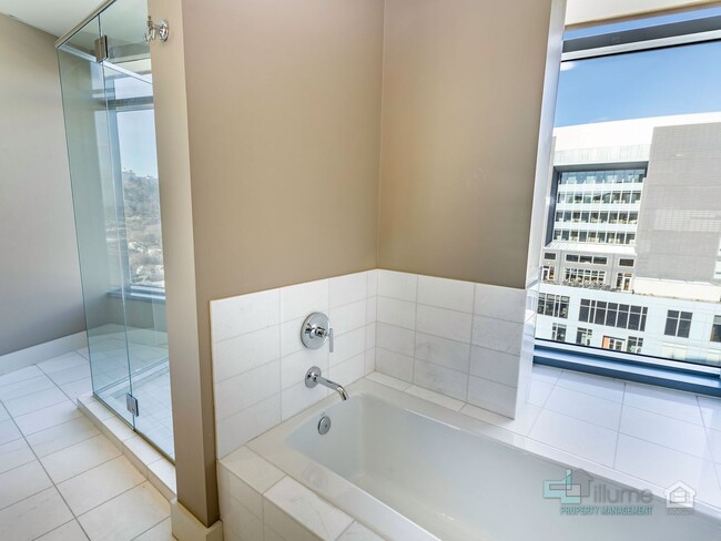 Foto del edificio - Executive Corporate Suite 2 Bd/2 Bth w/ Am...