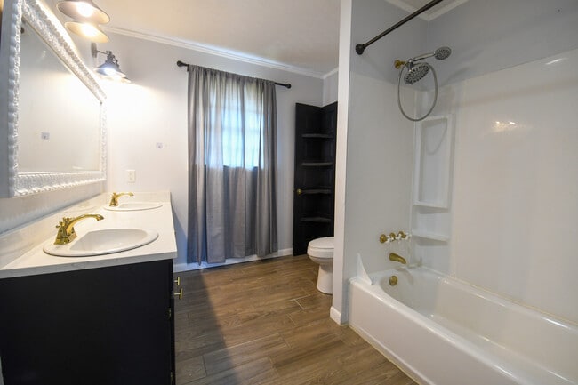 Building Photo - 278 W Robert E Lee Blvd