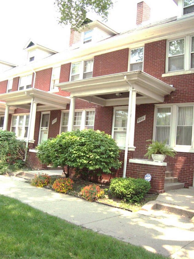 New Center Condo - 8006 3rd St