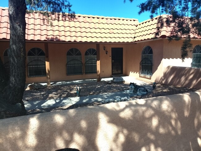 Building Photo - 3203 Embudito Dr NE