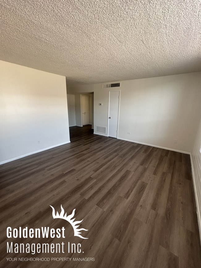 Building Photo - Updated 1Bdm 1Ba Apartment in the Gated Deville Apartment Community - MI Special!