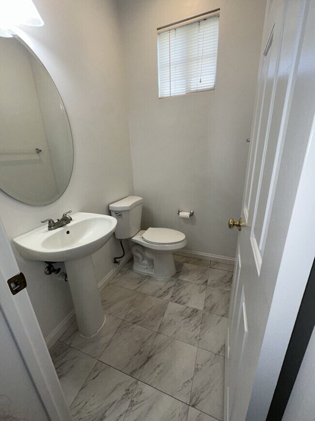 Foto del edificio - Charming 3 Bed, 3 Bath Home in Corona