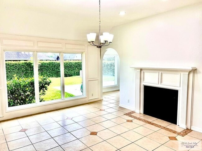 Building Photo - 560 Geraldine Ln