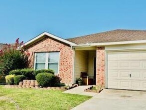 Building Photo - 2416 Rolling Ridge Dr