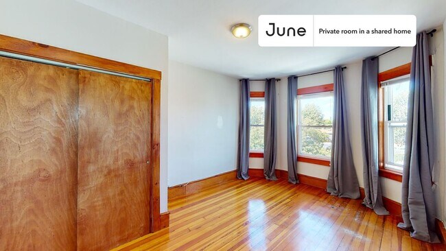 Building Photo - Private bedroom in 3 bed/1 bath Home
