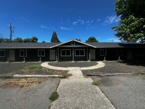 Building Photo - 2110 Iroquois Ave