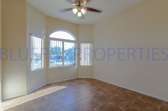Building Photo - NW side home 4 BD 2 BTH Large Backyard