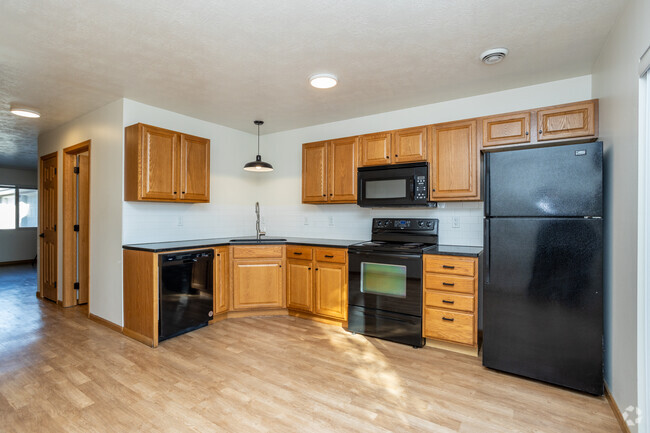 2BR, 2BA - 1,123SF - Kitchen - Maple Park Apartments & Townhomes