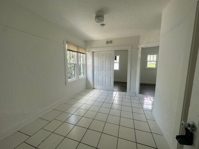 Foto del edificio - 229 NE 56th St