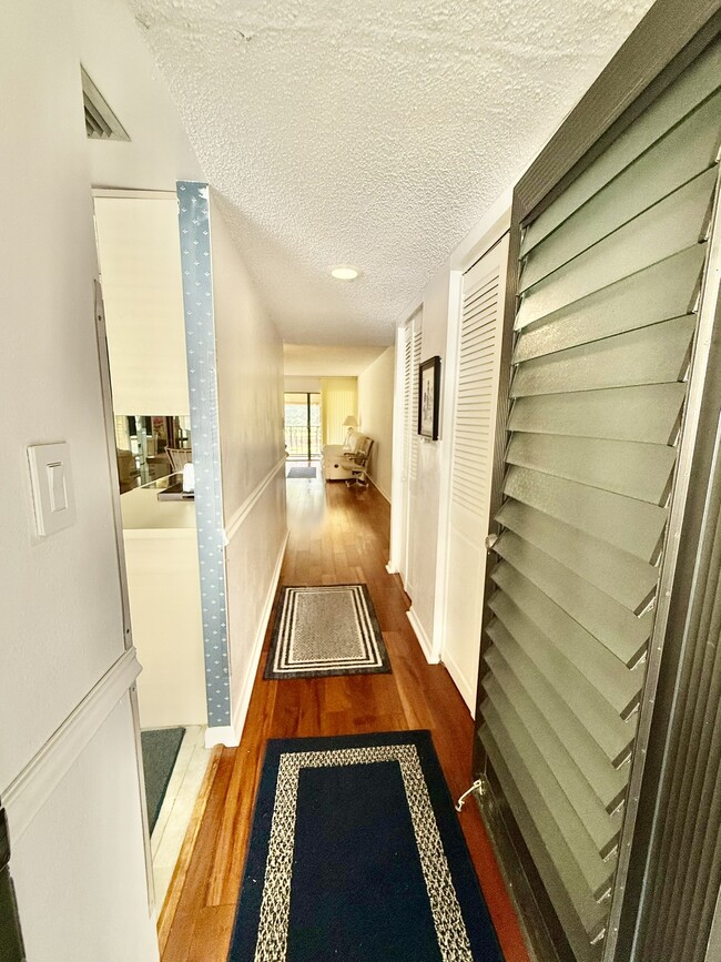 Building Photo - 2900 Cove Cay Dr