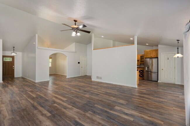 Foto del edificio - "Charming 3 bed / 2 Bath w/ Additional Off...