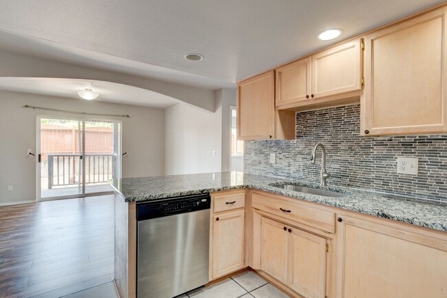 Building Photo - 2 Bed + Den/Office 2 Bath Ground level Condo