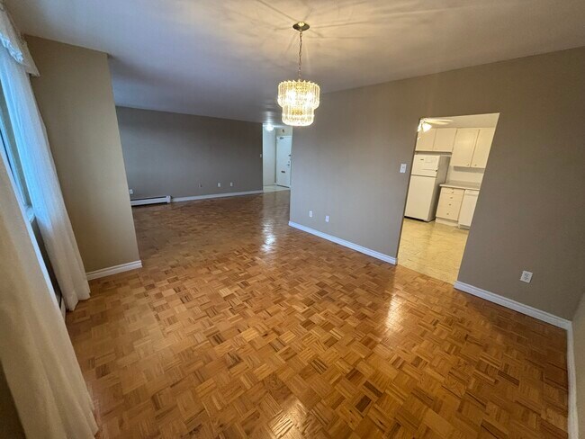 Photo du bâtiment - 1061 Queen's Blvd