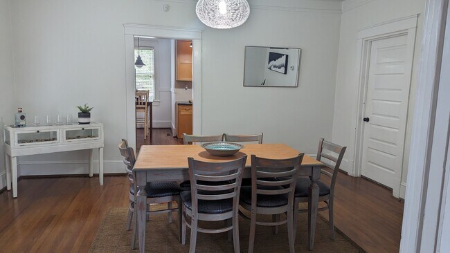 Foto del edificio - Comfy 2BR Home Near McLeod & MUSC