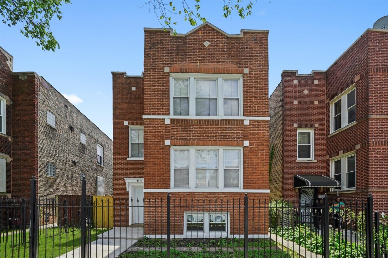 Foto principal - 5331 W Congress Pkwy