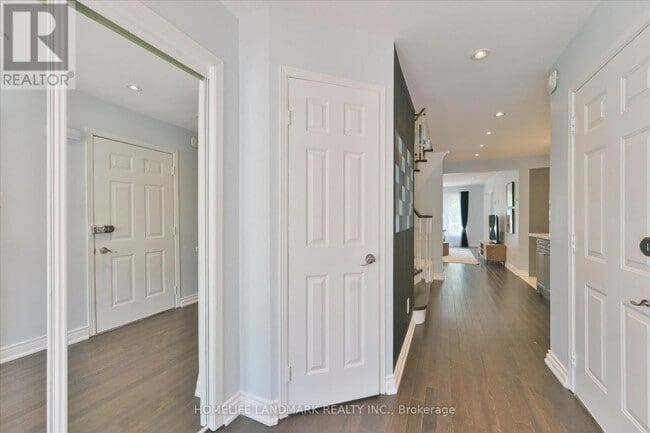 Building Photo - 32 Queensmill Ct