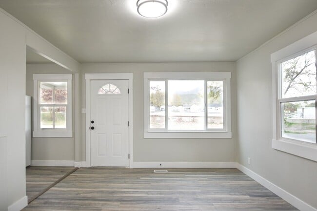 Building Photo - 263 Maple St
