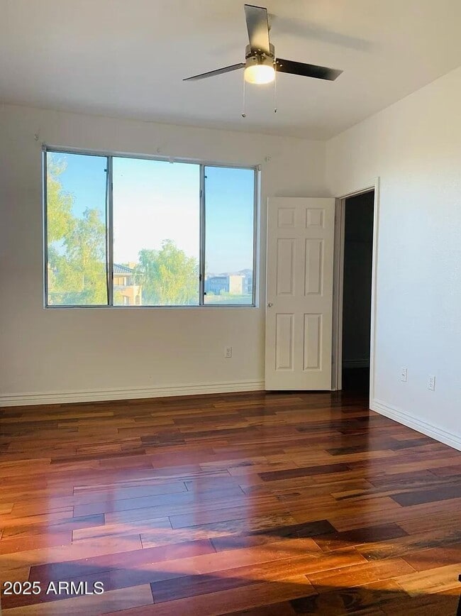Foto del edificio - 5345 E Van Buren St