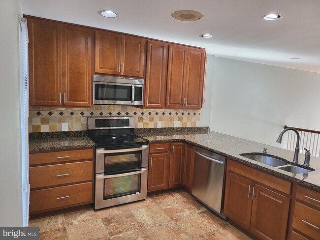 Building Photo - 2862 Sutton Oaks Ln