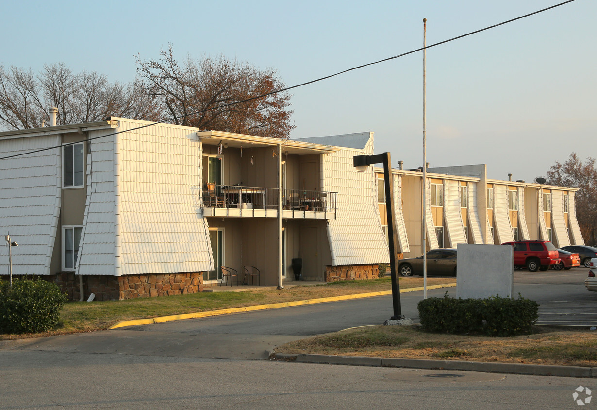Building Photo - 2200 Sheridan Apartments