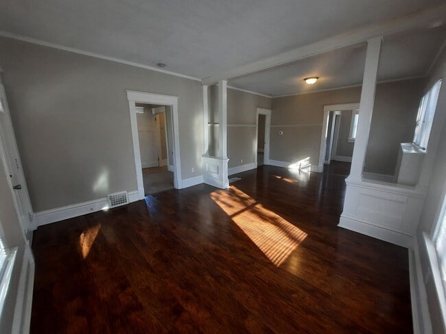 Building Photo - 2 Bedroom, 1 Bathroom home near Drake Univ...